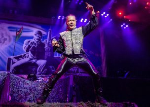 Vocalista de Iron Maiden se indignó con fanático que prendió una bengala durante un concierto en Grecia