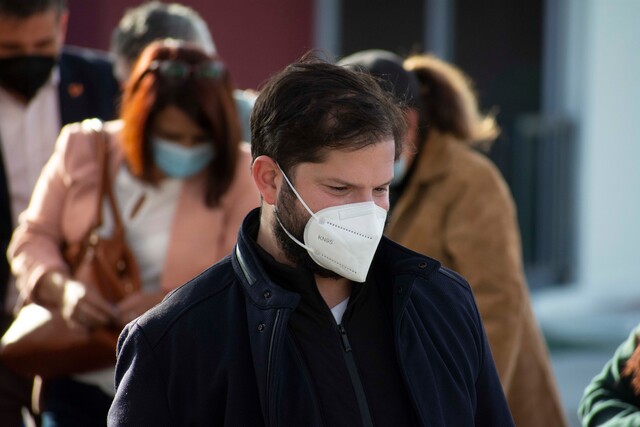 “Venimos a entregar nuestros respetos a la familia”: Presidente Boric visitó a la familia del fallecido alcalde de El Monte