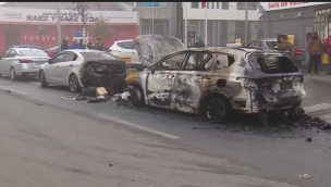 Sujetos incendian auto en el centro de Santiago: Ocurrió a medio kilómetro de la residencia de Boric