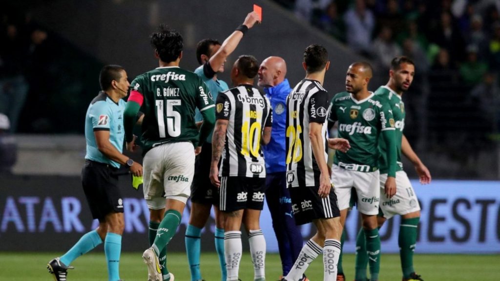 La furia de Cuca por la expulsión de Vargas: “No podemos aceptarlo”