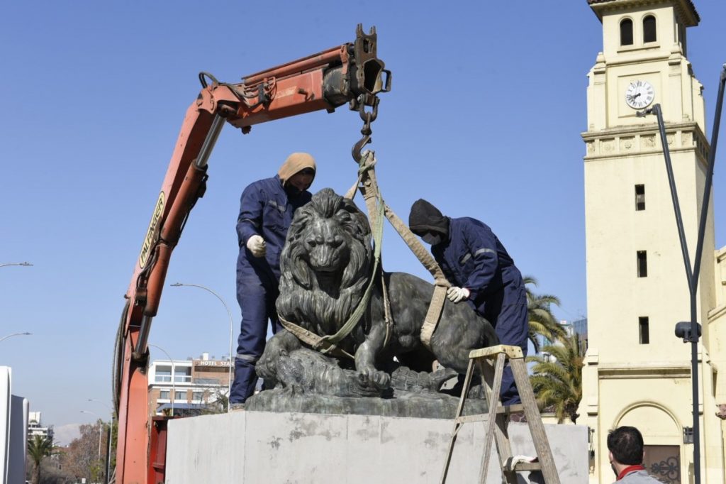 Providencia: Regresan Emblemáticas esculturas de leones tras completo proceso de restauración