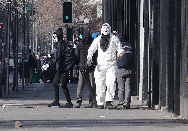 Overoles blancos vuelven a actuar en el Instituto Nacional y producen desvíos del tránsito en la Alameda