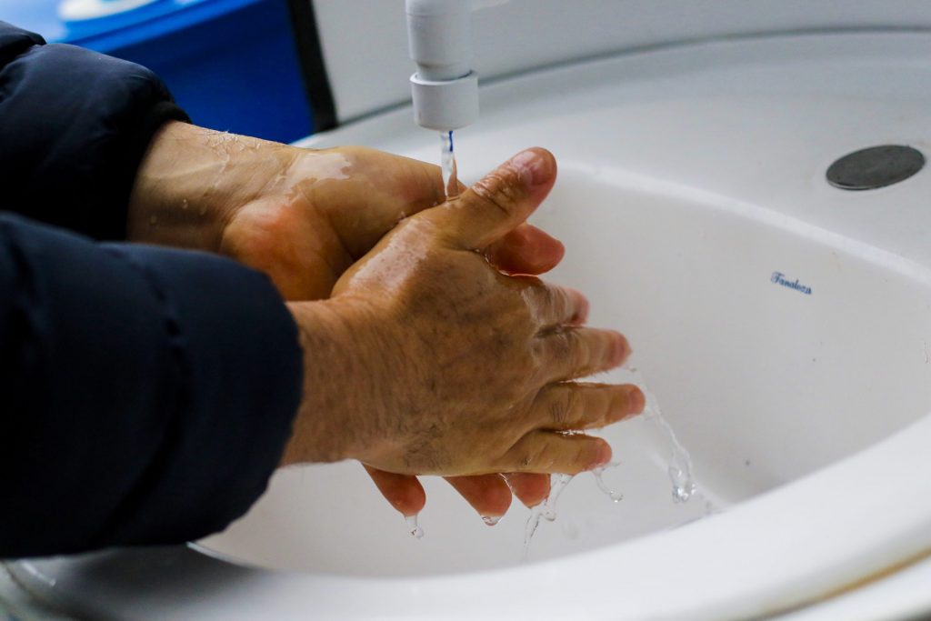 Por maniobras: Aguas Andinas informa turbiedades en el agua potable en comunas del norponiente de Santiago