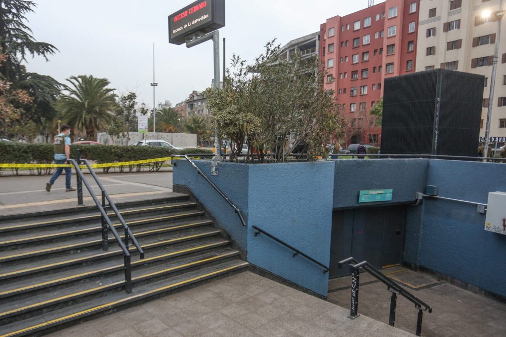 Tras casi una hora cerrada: Metro de Santiago informa apertura de estación Baquedano por Línea 1