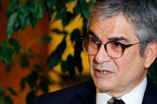 Ministro Marcel responde a crítica por comprar a vendedor ambulante: “Estaría dispuesto a devolver las flores”