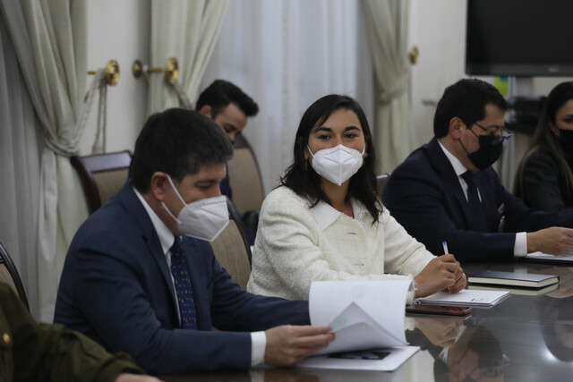 Ministra Siches anuncia cambio en restricciones para ingresar a Carabineros: “Hoy personas con caries, pie plano o que midan menos de los requerido no pueden ser admitidos”
