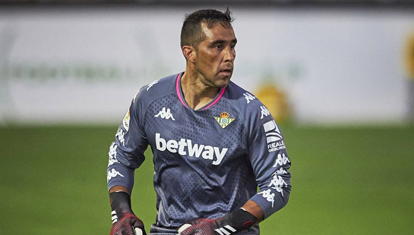 Bravo a la espera: Betis prioriza la inscripción de tres jugadores por sobre el chileno