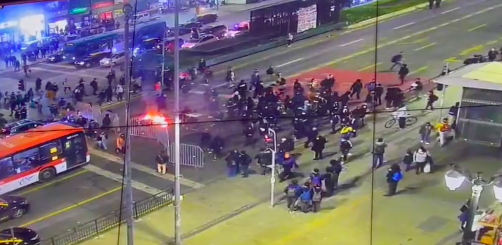 Carabineros reporta barricadas en Alameda con Arturo Prat: “Se recomienda preferir vías alternativas”