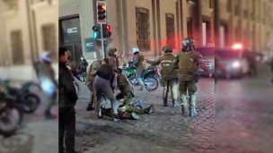 Dos carabineros fueron agredidos durante manifestación en Plaza de Armas