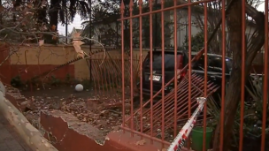 Conductor en estado de ebriedad chocó contra el muro de un colegio en Ñuñoa