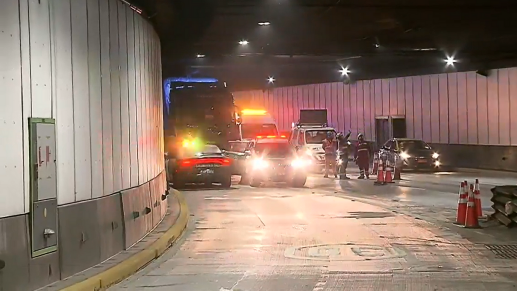 Congestión y restricción de tránsito en Costanera Norte tras choque de autos