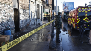 Investigan femicidio frustrado: Hombre murió tras provocar incendio en cité de Estación Central