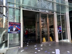 Tensión total: hinchas de la U se manifiestan fuera de la empresa controladora de Azul Azul