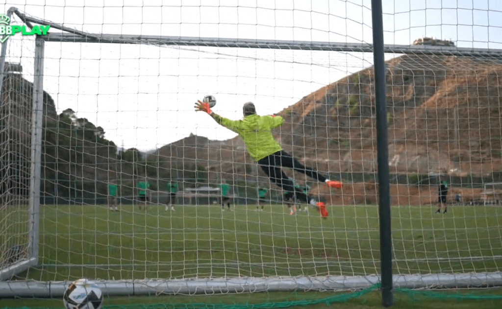 “Vuela como un águila”: las extraordinarias atajadas de Claudio Bravo en el entrenamiento del Betis