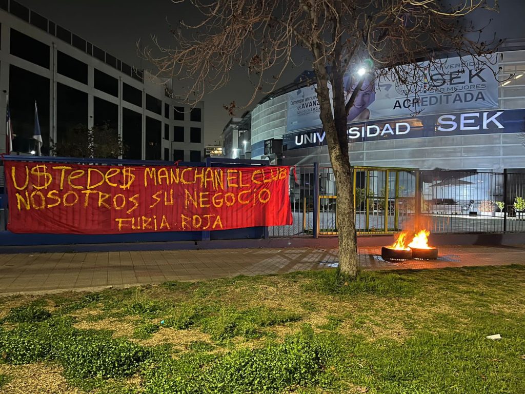 “Ustedes manchan al club, nosotros su negocio”: nuevas protestas contra la dirigencia de Unión Española