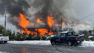 Incendio se registró en Hotel Marina del Fuy en Panguipulli: El inmueble fue consumido en su totalidad por las llamas