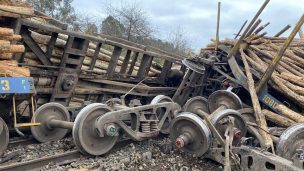 Tren que transportaba madera descarrila en La Araucanía