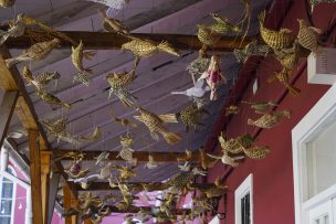 Mil aves creadas por artesanas de Camarones a Cabo de Hornos se exponen en el Centro Montecarmelo