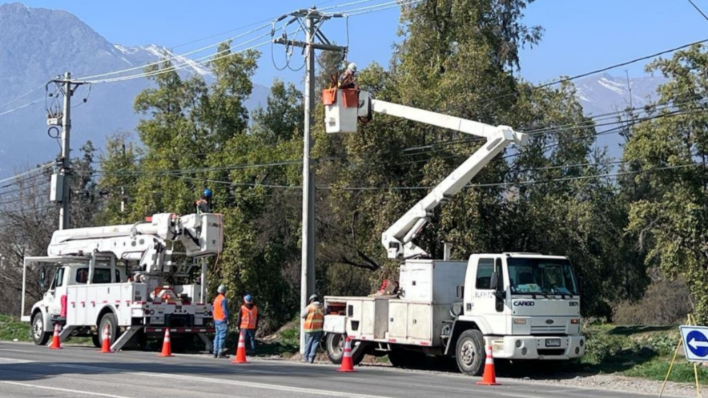 Por pronóstico de lluvias: CGE y Enel activan plan preventivo en la Región Metropolitana