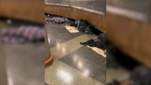 Viralizan video con numerosas personas durmiendo en estación Plaza de Armas