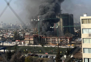 Bomberos logra controlar incendio en bodega constructora en Ñuñoa