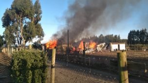 Atentado incendiario en Cañete: Encapuchados destruyeron una casa, un auto y un galpón