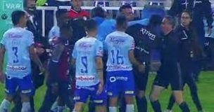 ¡Insólito! Árbitro ecuatoriano fue agredido tras sancionar penal en el Macará-Aucas