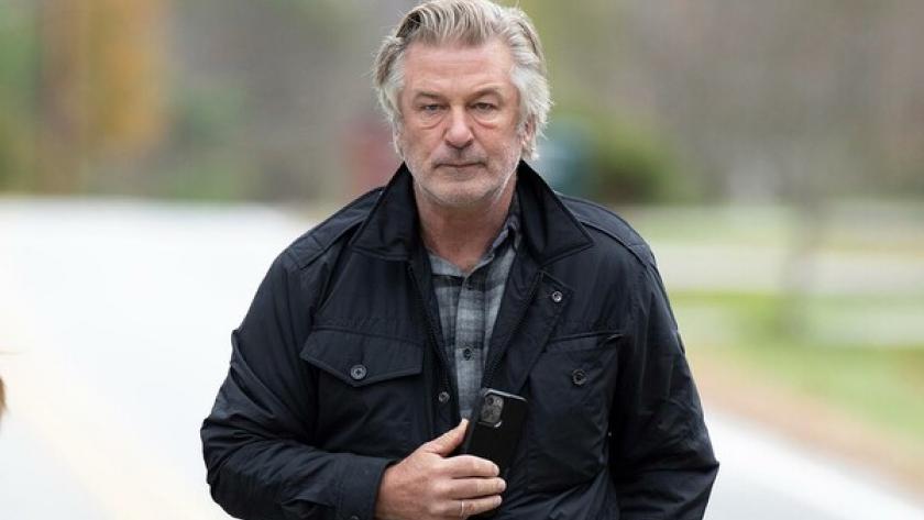 FBI determinó que Alec Baldwin apretó el gatillo en accidente durante la filmación de “Rust”