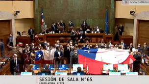 Tras polémico acto en Valparaíso: Diputados de oposición despliegan bandera chilena en la Sala de la Cámara