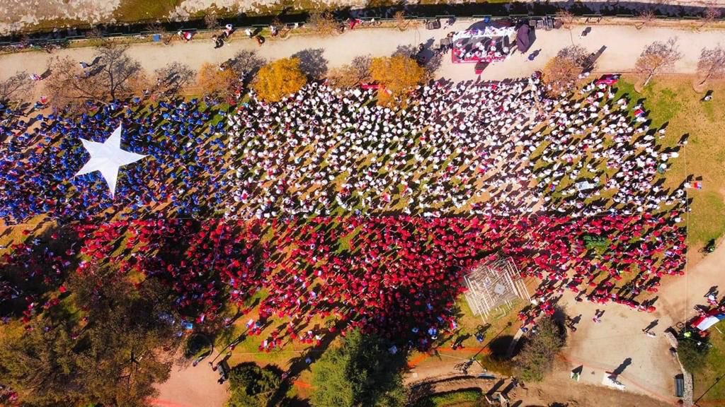 Formaron una “bandera chilena humana”: El Rechazo se reunió en el Parque de las Esculturas