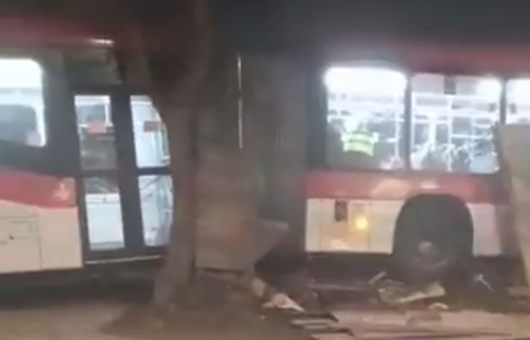 Sujeto roba micro “oruga” y choca contra dos viviendas en Maipú