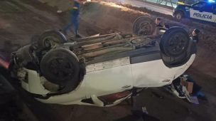 Dos mujeres volcaron su auto en accidente y fueron asaltadas mientras esperaban la ambulancia