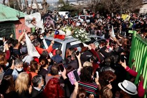 El último adiós al Gorrión de Conchalí: Cientos de personas acompañan al cortejo fúnebre de Zalo Reyes