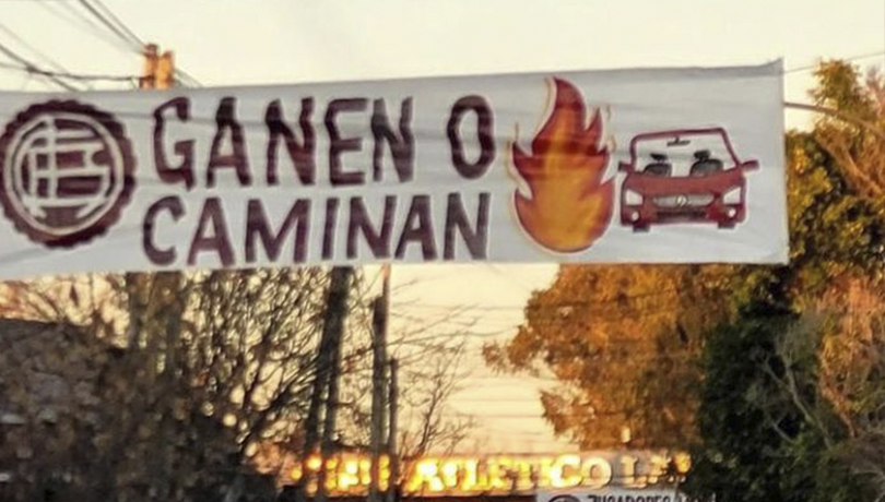 “Ganen o caminan”: barristas de Lanús amenazan al plantel con quemar sus autos tras malos resultados