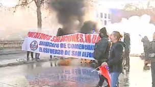 Vendedores del barrio Meiggs interrumpen el tránsito en la Alameda