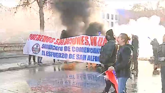 Vendedores del barrio Meiggs interrumpen el tránsito en la Alameda