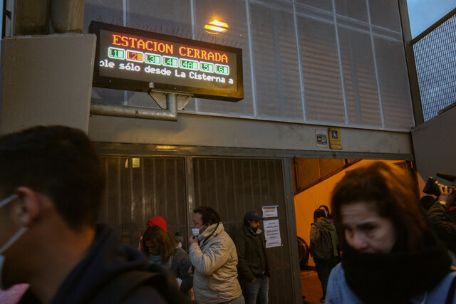 Metro de Santiago informó que toda la Línea 2 está cerrada
