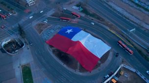 Plaza Baquedano fue cubierta de una bandera gigante de Chile