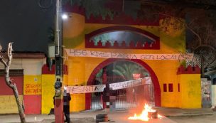 Lienzos, rayados y barricadas: hinchas de Unión Española se manifiestan por cambio de localía ante la U