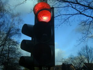 Las Condes reduce tiempo de semáforos durante la noche para evitar delitos