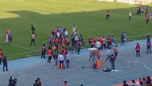 ¡Vergonzoso! Barristas de la U invaden la cancha, encaran jugadores y roban camisetas