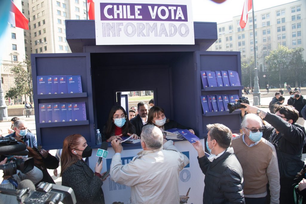 Gobierno inaugura kiosco para repartir la propuesta de nueva Constitución