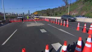 Socavón afectó vía de Costanera Norte: hay dos pistas cerradas