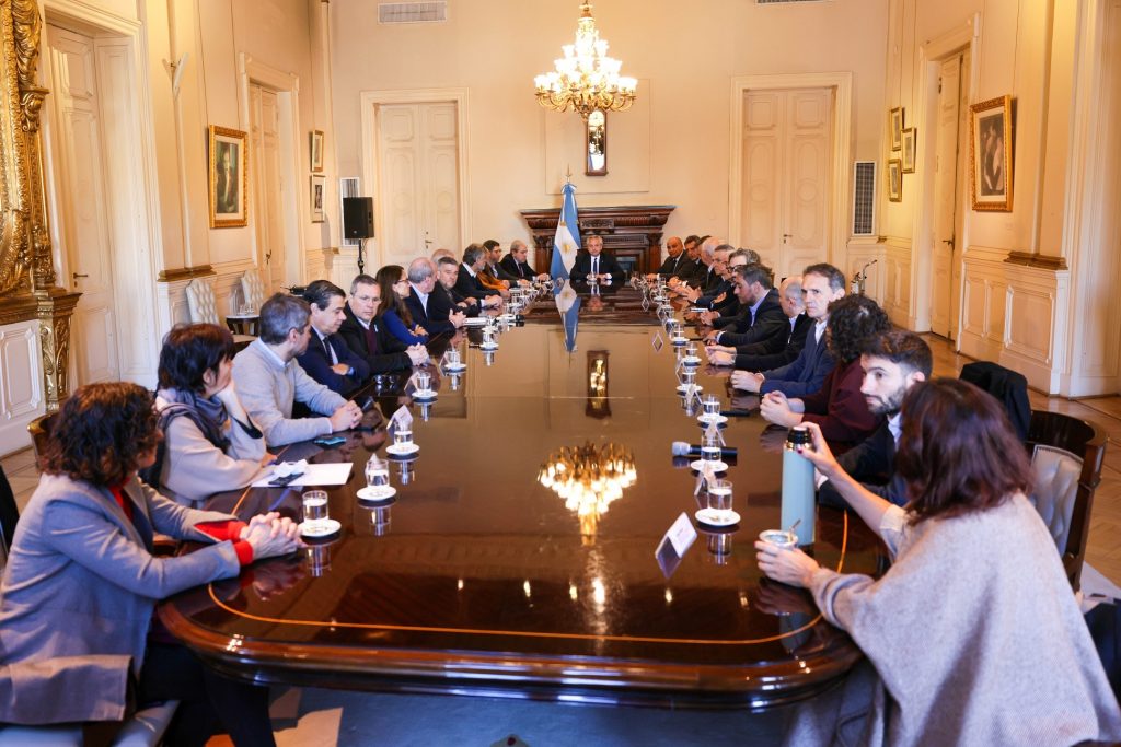 Argentina: Presidente Fernández reúne a su gabinete ante la “conmoción social” y llama a manifestarse tras atentado a Cristina K