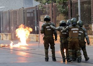 Carabineros ingresó al Instituto Nacional por el lanzamiento de bombas molotov