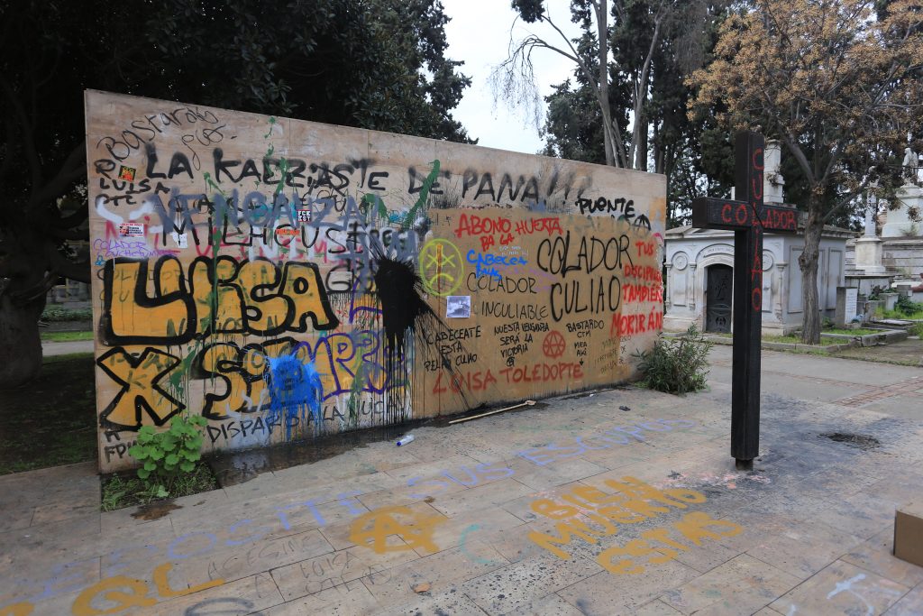 Vandalizan tumba de Jaime Guzmán en el Cementerio General