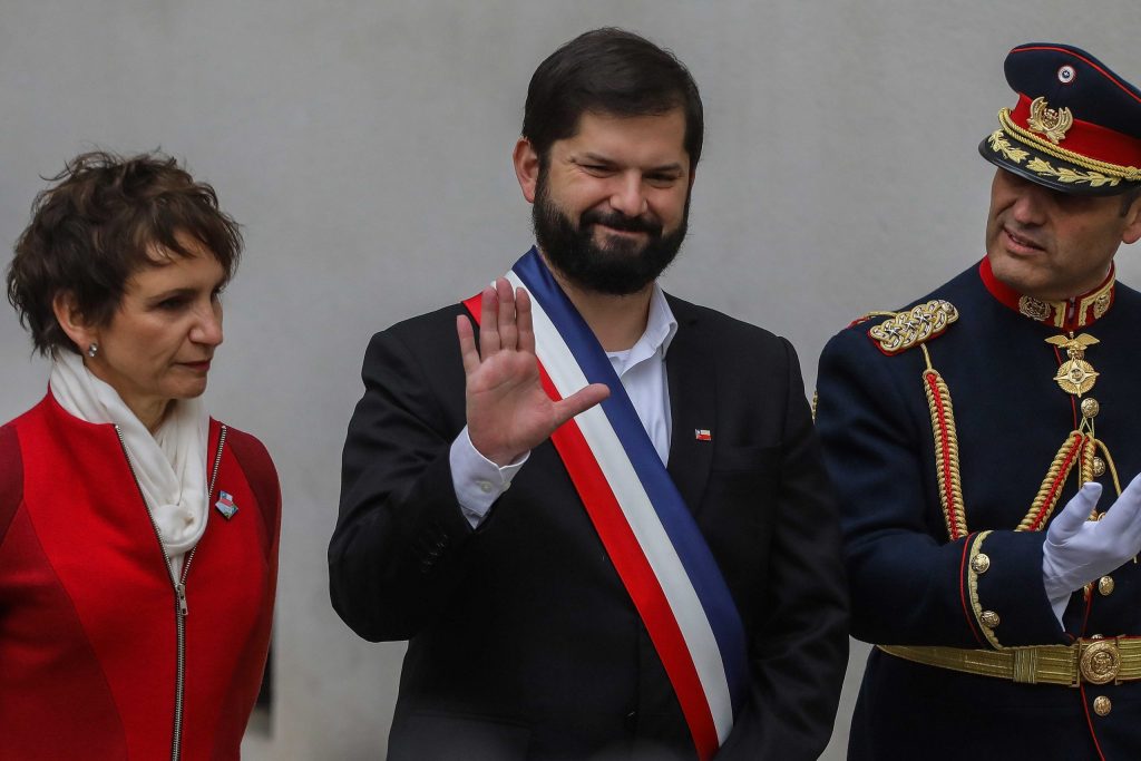 Presidente Gabriel Boric en el tradicional “esquinazo”: “Con espíritu de unidad vamos a sacar al país adelante”