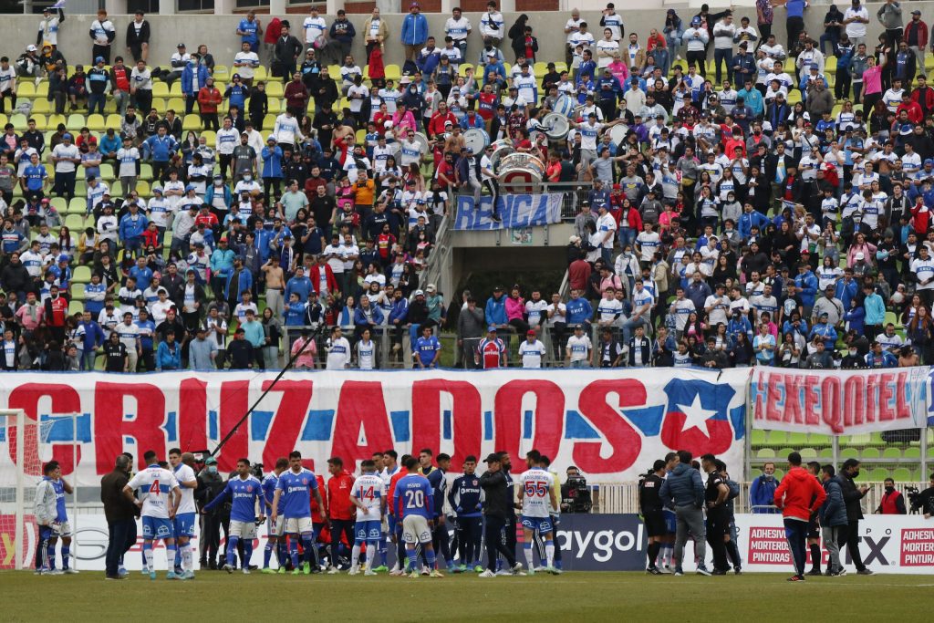 Juan Cristóbal Guarello: “Al barra brava no le interesa el fútbol, van al estadio a cantarse a sí mismos”