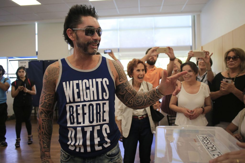 Marcelo “Chino” Ríos disparó contra Simón Boric: “La manera de defenderse a golpes es inaceptable”