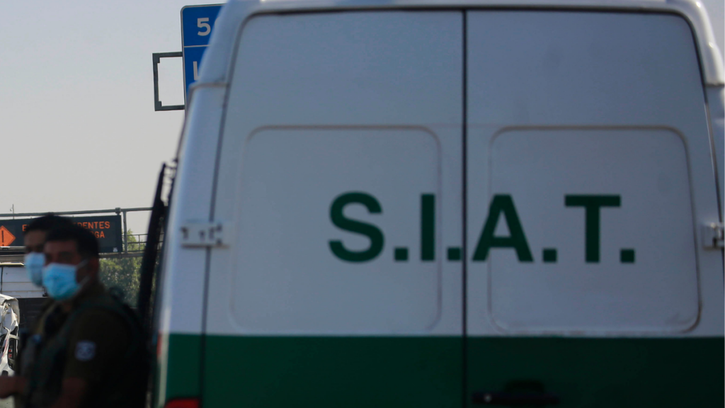 Un muerto y dos heridos tras volcar un auto en dirección a Viña del Mar